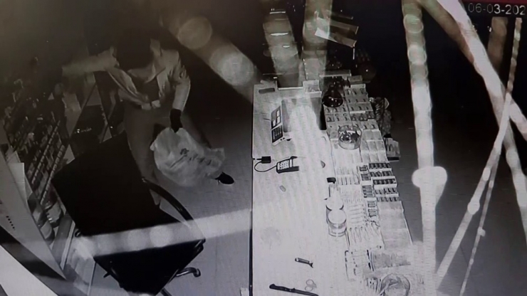 Maskeli Hırsız Marketi Soyup Kaçtı