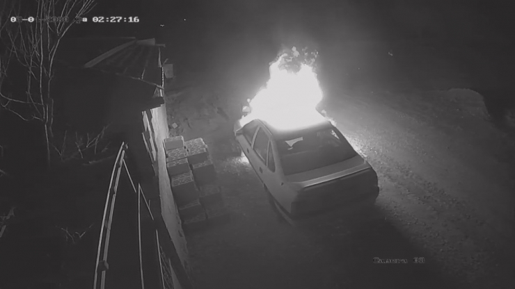 Benzin Döküp Otomobili Yaktı