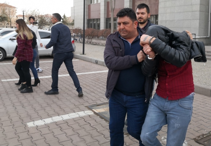 Benzin Döküp Otomobili Yakanlar Tutuklandı