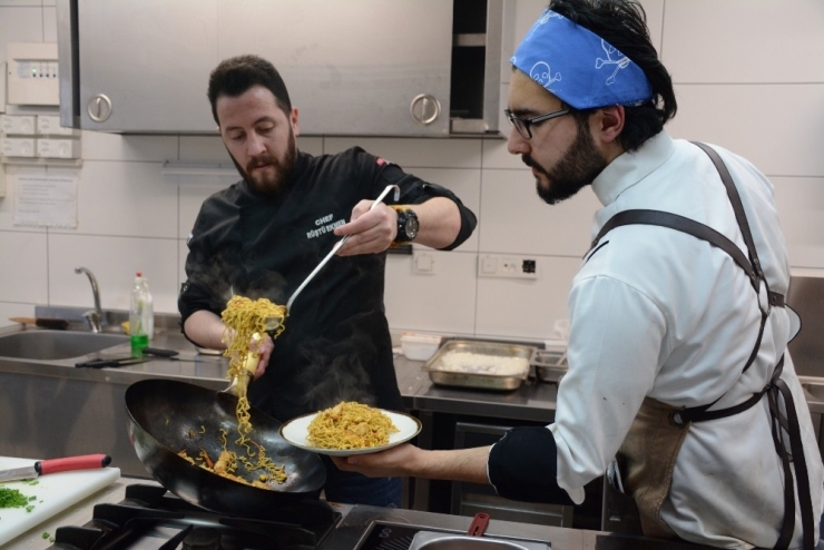 Şef Rüştü Ekmen’den “Uzak Doğu Mutfağı Ve Teppan Uygulamaları” Atölyesi