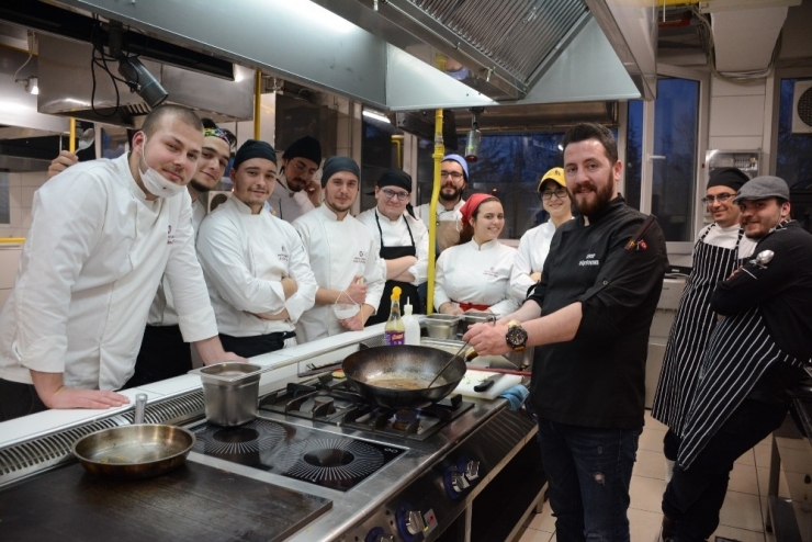 Şef Rüştü Ekmen’den “Uzak Doğu Mutfağı Ve Teppan Uygulamaları” Atölyesi