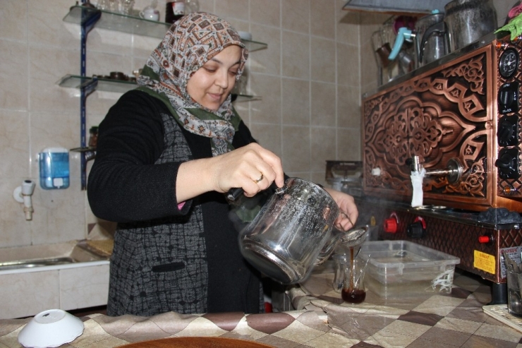 20 Yıllık Ev Hanımı, Çocukları İçin İş Hayatına Atıldı