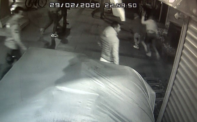 Kadının Erkeğe Şiddeti Çevredekileri Şoke Etti