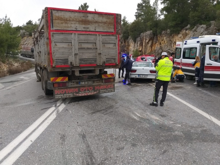 Otomobil Kamyonla Çarpıştı: 1 Ölü, 1 Yaralı