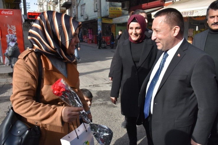 Başkan Beyoğlu Kadınlara Karanfil Dağıttı