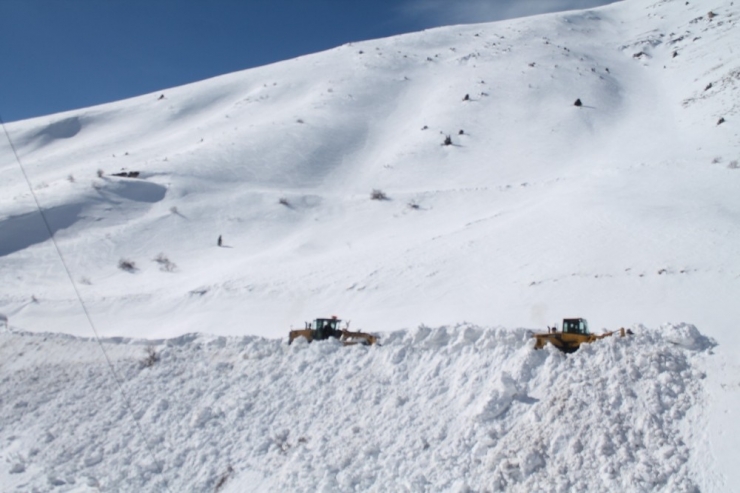 Bayburt’ta Çığ Nedeniyle Kapanan Yol Ulaşıma Açıldı