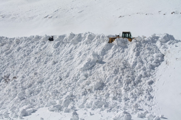 Bayburt’ta Çığ Nedeniyle Kapanan Yol Ulaşıma Açıldı