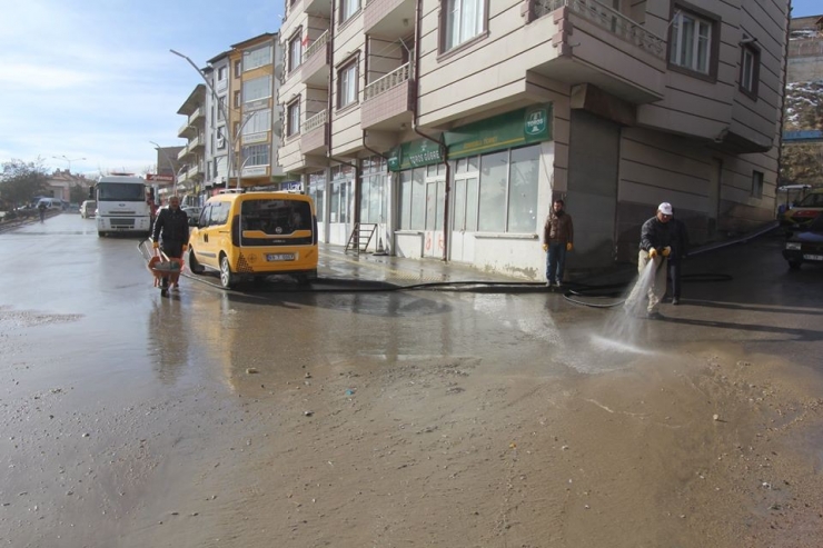 Bayburt’ta Cadde Ve Sokaklar Tazyikli Suyla Yıkanıyor