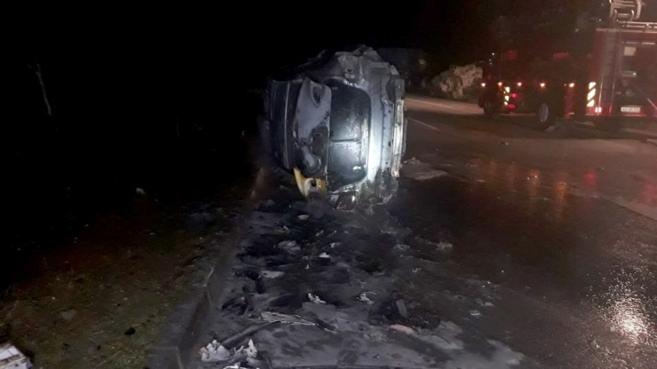 Otomobil Beton Mikserine Çarptı; 2 Yaralı