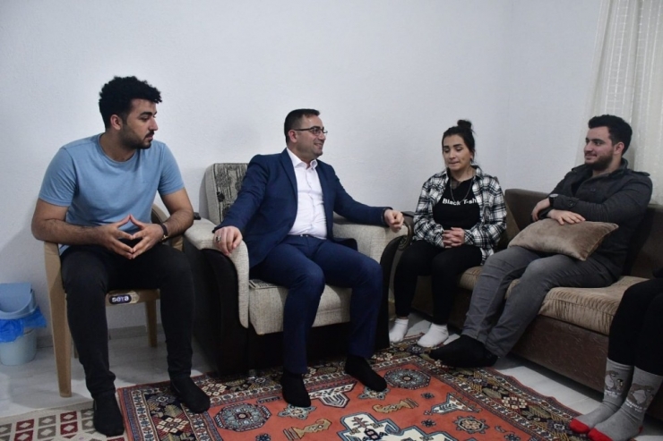 Başkan, Üniversitelilerin Çay Davetini Geri Çevirmedi