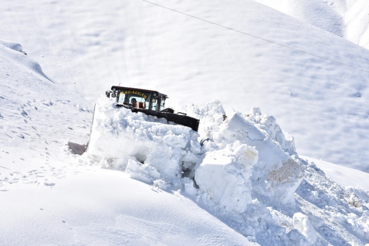 3 Bin 200 Rakımda Karla Mücadele Çalışması
