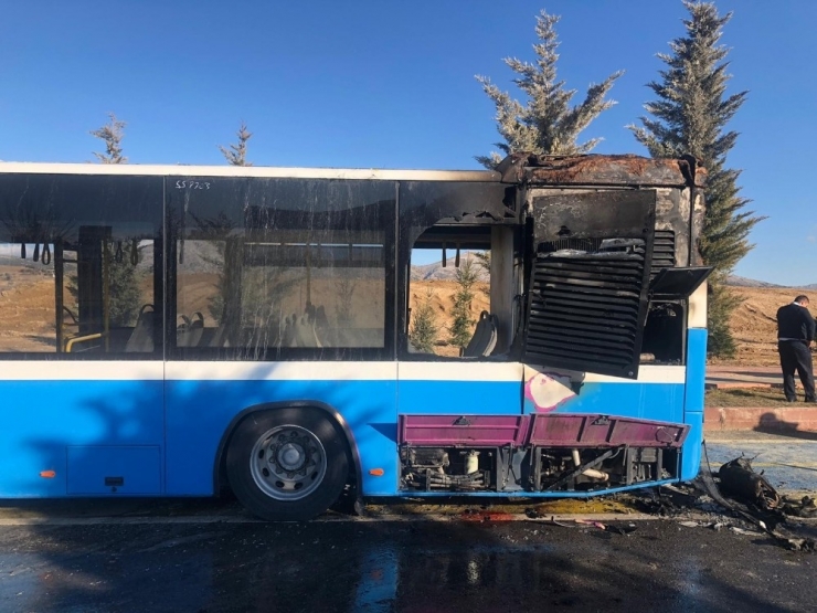 Üniversiteli Öğrencileri Taşıyan Halk Otobüsünde Yangın Paniği