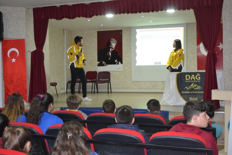 Deprem Tatbikatında Halatla Çatıdan İnerken Türk Bayrağı Açtılar