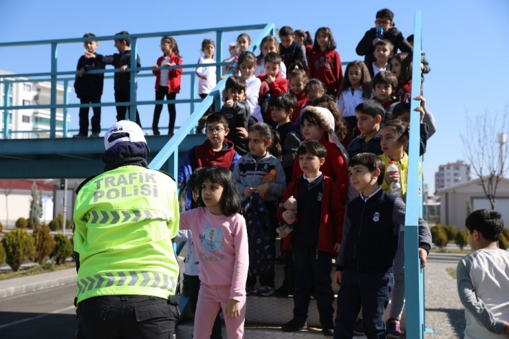 Trafik Eğitim Parkında Çocuklara Trafik Eğitimi Verildi