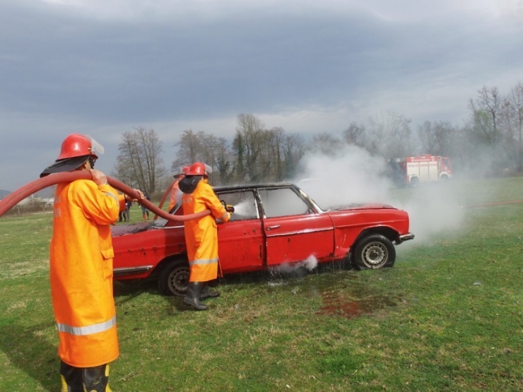 Düzce İtfaiyesi İlçe İtfaiyelere Eğitim Veriyor