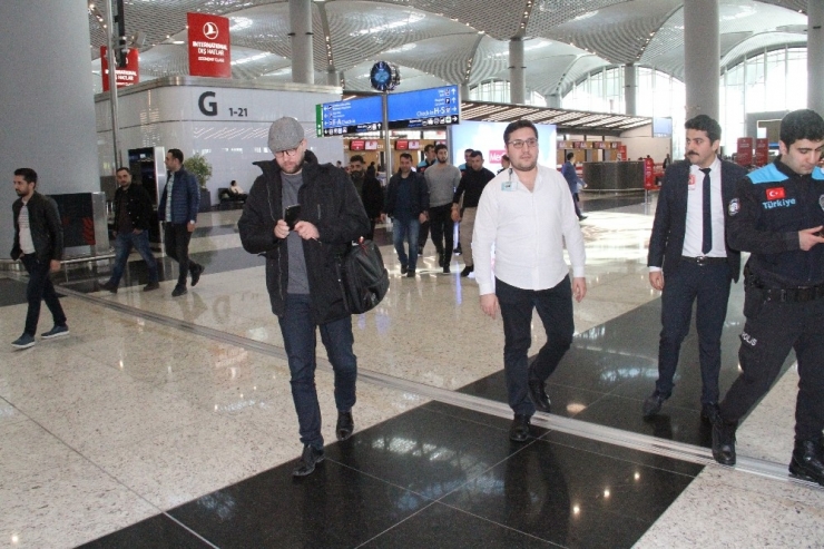 Mültecilere Broşür Dağıtan Sağcı Lider Sınır Dışı Edildi