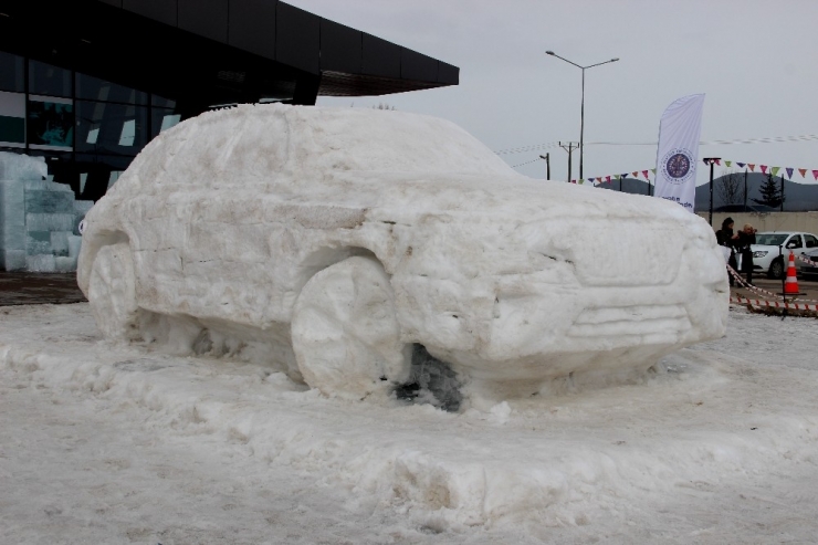 Yerli Otomobilin Buzdan Heykelini Yaptılar
