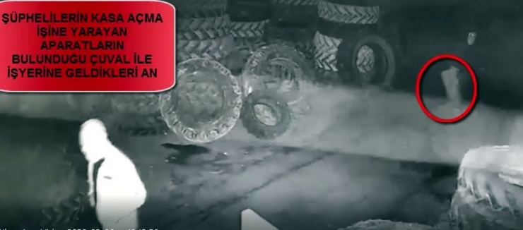 Halatla Tırmandıkları İş Yerini Soydular