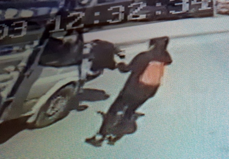 Okula Yetişmeye Çalışan Genç Kıza Kamyonet Çarptı