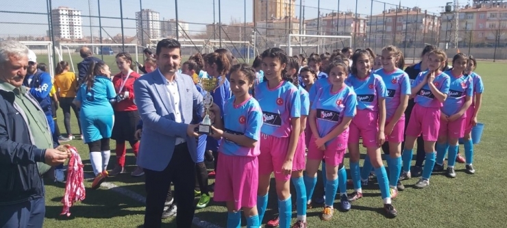 Yıldız Kızlar Futbol İl Birinciliği Müsabakaları Tamamlandı