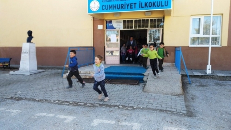 İlkokulda Deprem Ve Personel Tahliye Tatbikatı