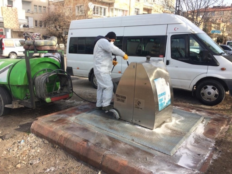 Yeraltı Çöp Konteynerleri Temizlenerek İlaçlanıyor