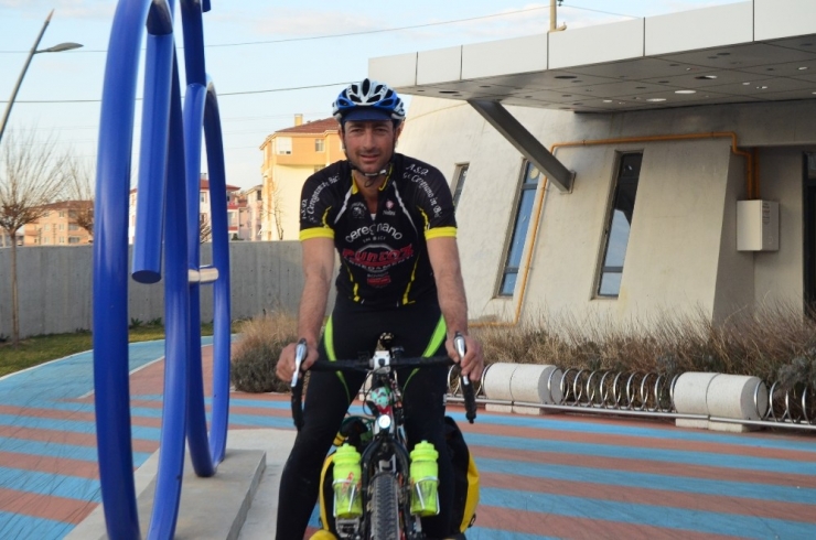 İtalyan Bisikletçi Korona Virüsüyle Mücadele Eden Ülkesine Dönmeye Çalışıyor