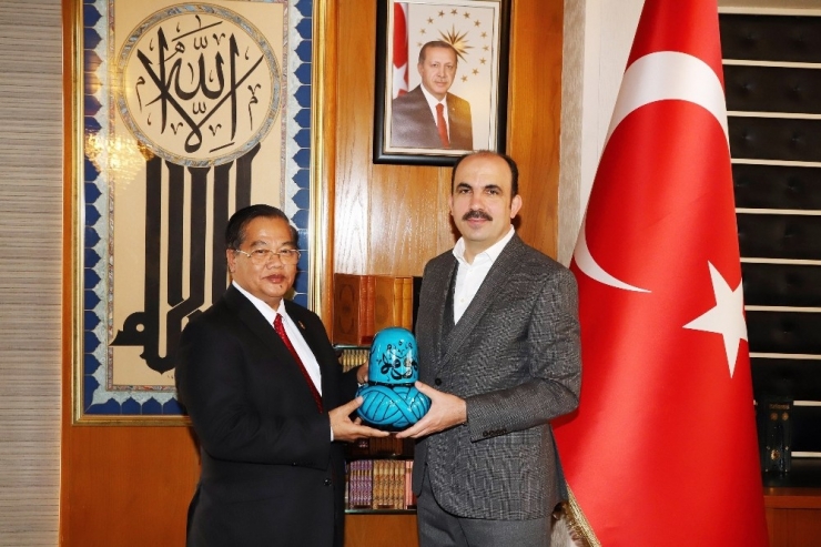 Kamboçyalı Bakandan Başkan Altay’a Ziyaret