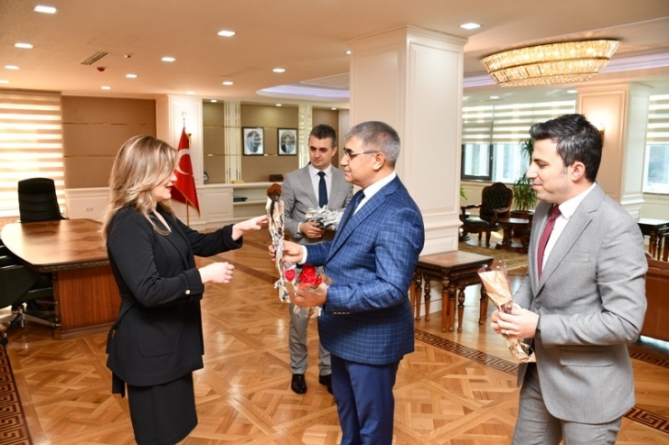 Validen Kadın Personele Karanfil