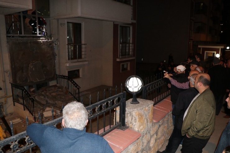 Apartmanın Girişindeki Beton Sundurma Çöktü, Facianın Eşiğinden Dönüldü