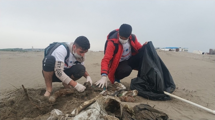 Karataş Sahilinde Çevre Temizliği