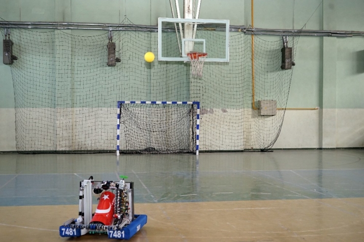 Liseli Öğrenciler, Basketbol Oynayan Robot Yaptı