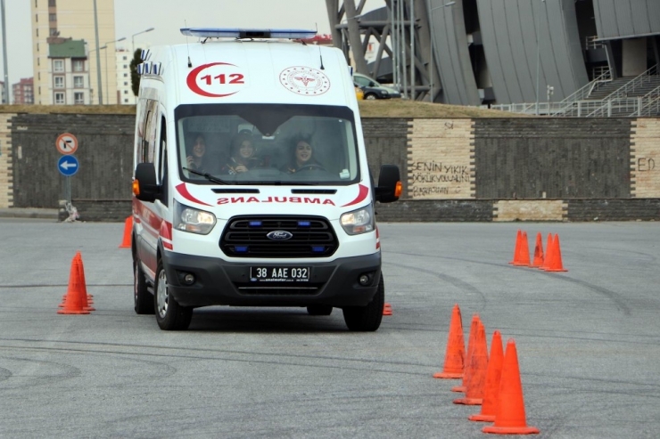 Kayseri’de Kadın Acil Sağlık Personeline Ambulans Sürüş Eğitimi