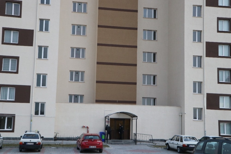 Kız Arkadaşını Silahla Vurduktan Sonra İntihar Etti