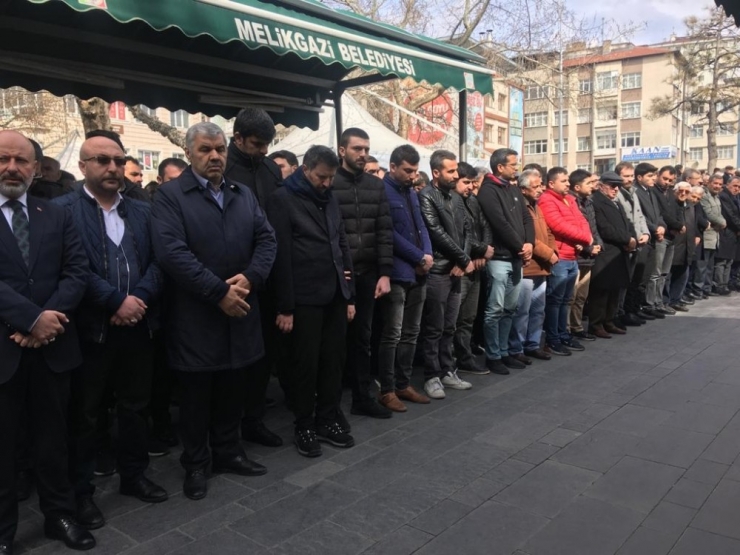 İdlib Şehitleri İçin Gıyabi Cenaze Namazı Kılındı