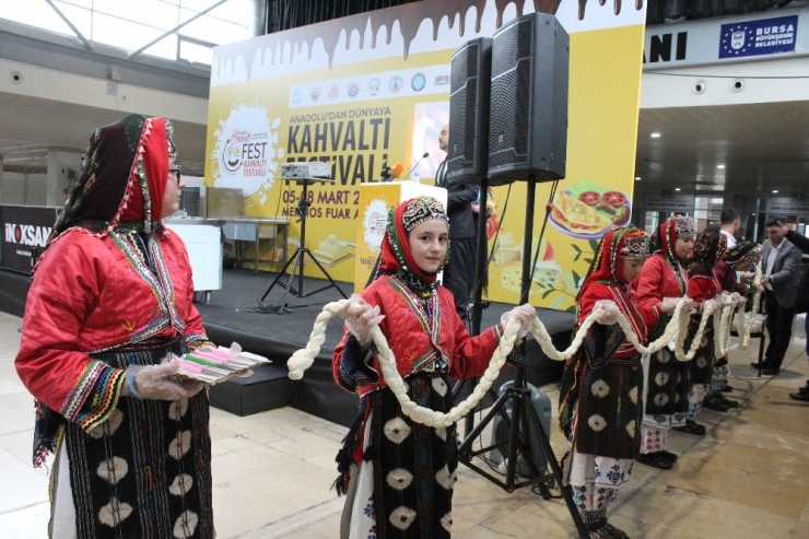 Kurdele Yerine Peynir Kestiler