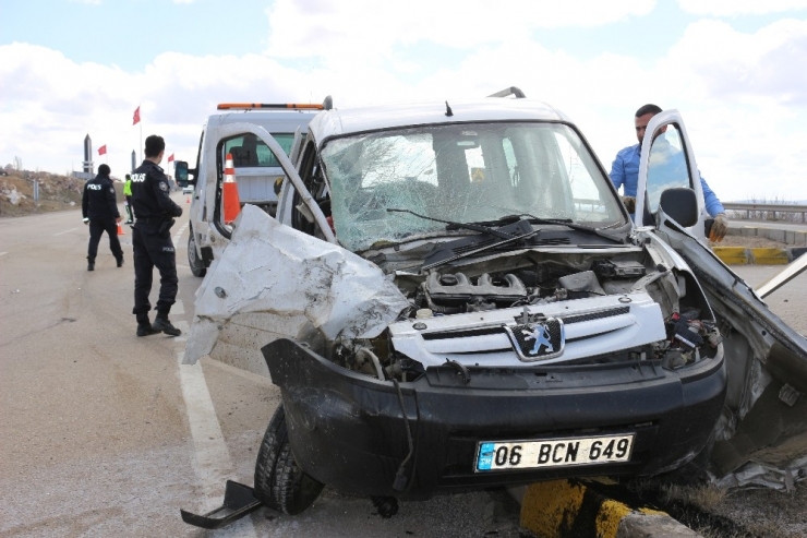 Vinç İle Hafif Ticari Araç Çarpıştı: 4 Yaralı