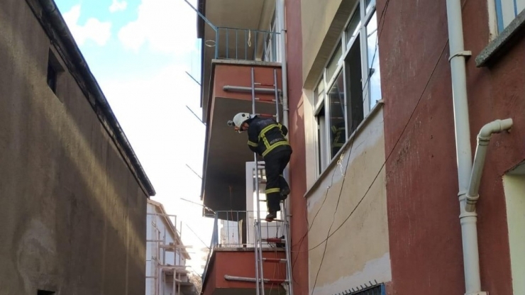 Yangında Mahsur Kalan Engelli Vatandaşı İtfaiye Kurtardı