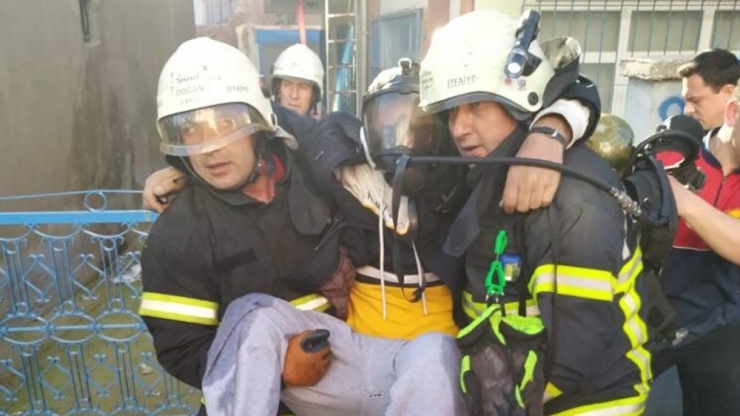 Yangında Mahsur Kalan Engelli Vatandaşı İtfaiye Kurtardı