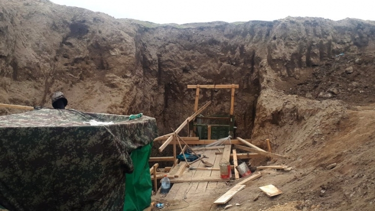 Defineciler, Madenci Gibi Çalışıp 8 Metre Çukur Açmış