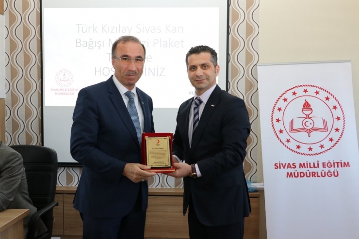 Kızılay’dan 40 Okul Müdürüne Teşekkür Plaketi