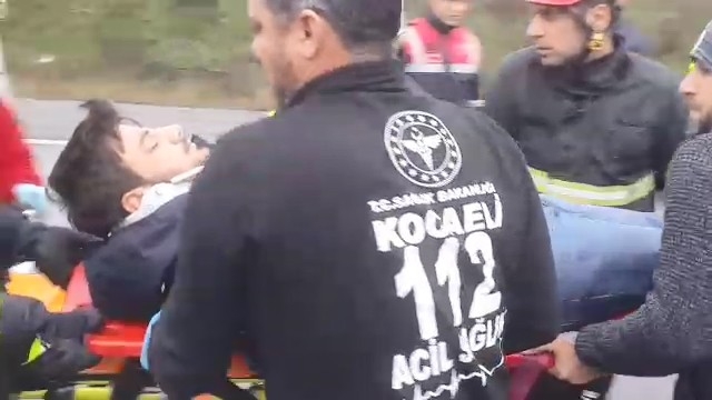 Demir Yüklü Tır Devrildi, Yaralı Sürücüyü İtfaiye Kurtardı