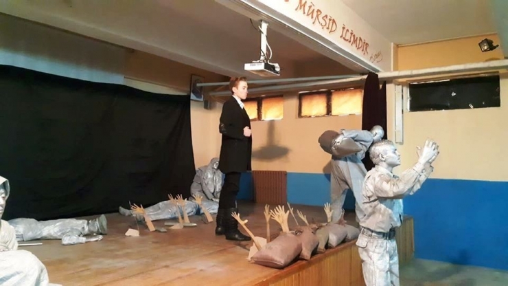 Selendi’de Öğrenciler Mehmet Akif Ersoy’un Şiirleriyle Yarıştı