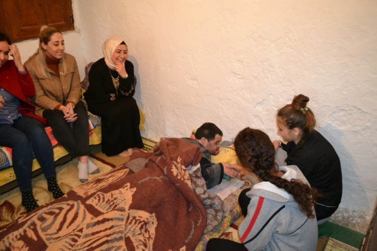 Bozyazı’da Öğrenciler Bakıma Muhtaçlara Gönüllü Hizmet Veriyor