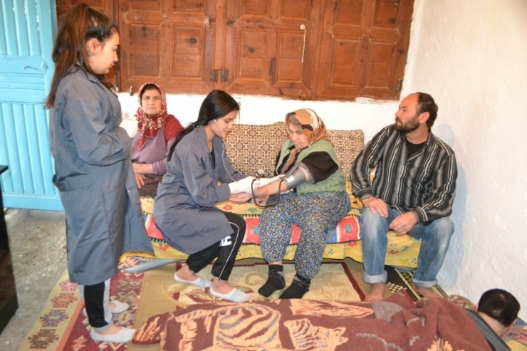 Bozyazı’da Öğrenciler Bakıma Muhtaçlara Gönüllü Hizmet Veriyor