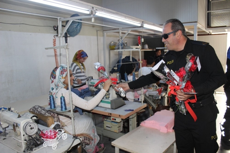 Mersin’de Polis Ekiplerinden Kadınlara Karanfil