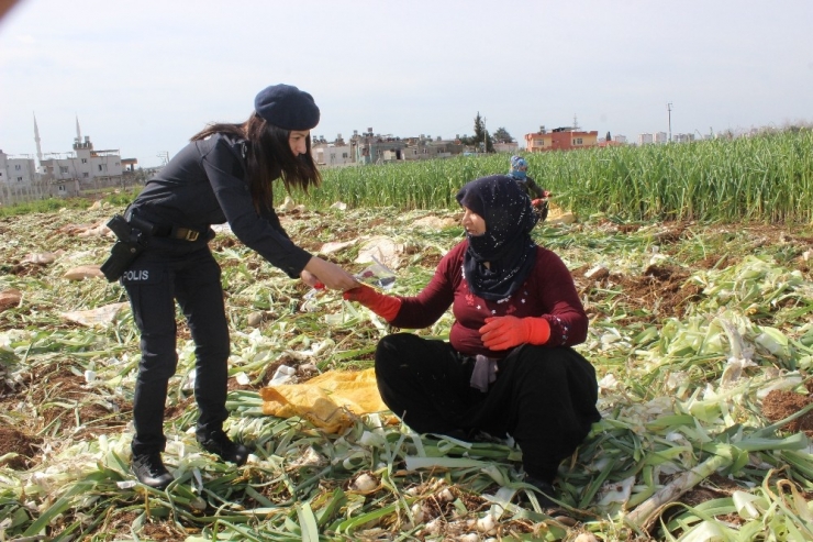 Mersin’de Polis Ekiplerinden Kadınlara Karanfil