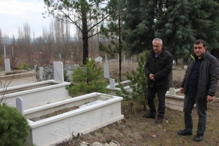 Gece Yarısı Mezar Taşlarını Kırdılar