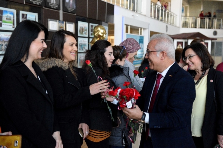 8 Mart’ı Kırmızı Karanfillerle Kutladılar