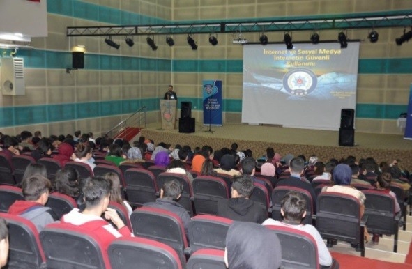 Muş’ta “Siber Güvenlik Ve Sosyal Ağ” İle “Rol Model Polislik” Projeleri Anlatıldı